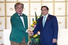 Le PM Pham Minh Chinh (droite) et le co-président de la Commission présidentielle sud-coréenne pour la neutralité carbone et la croissance verte, Kim Sang-huyp. Photo : VNA