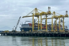 Chargement et déchargement de conteneurs au port de Tiên Sa, à Dà Nang. Photo : VNA.