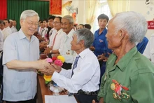 Le Secrétaire général du PCV Nguyên Phu Trong lors de sa visite dans la commune montagneuse de Son Ha, district de Son Hoa, province de Phu Yen, le 3 mai 2016. Photo : VNA.