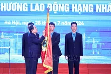 Le président de l'Assemblée nationale, Tran Thanh Man, a décerné l’Ordre du travail de première classe à la Confédération générale du travail du Vietnam. Photo : VNA.