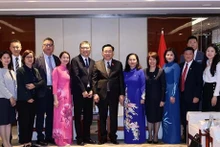Le Président de l'AN vietnamienne, Vuong Dinh Huê (au centre), lors d'une rencontre avec Hong Tianzhu, président du groupe Texhong, le 10 avril à Shanghai. Photo : VNA.