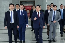 Le Président de l'AN vietnamienne, Vuong Dinh Huê, visite la SHFTZ. Photo : VNA.