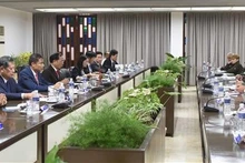 Le vice-ministre vietnamien de la Sécurité publique Trân Quôc To et le ministre cubain de l’Intérieur Lázaro Alberto Álvarez Casas passent en revue la coopération entre les deux ministères. Photo : VNA.