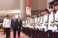 Cérémonie d’accueil officielle du secrétaire général du PCV à Singapour. Photo : VNA. 