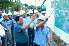 Le Premier ministre sur le chantier de digue de prévention des glissements de terrain sur la rivière Tra Noc, district de Binh Thuy. Photo : VNA.