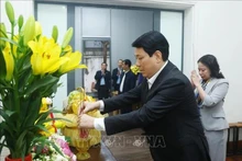 A l'approche du Nouvel An lunaire du Serpent 2025, le président de la République, Luong Cuong, rend hommage au feu secrétaire général du Parti Nguyên Phu Trong. Photo : VNA.