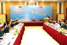 Vue générale de l'entretien entre les autorités de la province vietnamienne de Quang Binh et de celle laotienne de Savannakhet sur la coopération bilatérale dans la protection des frontières, le 5 décembre, dans la ville de Dong Hoi (au centre du Vietnam). Photo : NDEL.