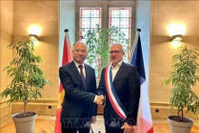 L'ambassadeur du Vietnam en France, Dinh Toàn Thang (à gauche), et le maire de Nevers, Denis Thuriot. Photo : VNA.