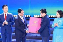 Le Premier ministre Pham Minh Chinh remet la décision approuvant la Planification de la province de Bac Ninh pour la période 2021-2023, avec une vision jusqu'en 2050. Photo : VNA