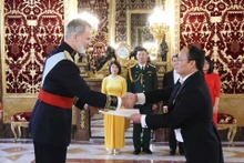 L’ambassadeur vietnamien en Espagne, Doàn Thanh Song (à droite), remet ses lettres de créance à Sa Majesté le Roi Felipe VI, lors d’une cérémonie organisée le 17 janvier au Palais Royal de Madrid. Photo : baoquocte.