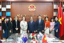 Rencontre entre le ministre vietnamien de l’Éducation et de la Formation, Nguyen Kim Son (au centre), et l’ambassadrice de Nouvelle-Zélande au Vietnam, Caroline Beresford (4e à gauche), le 3 octobre à Hanoi. Photo: moet.gov.vn.