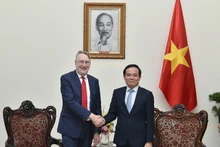 Le Vice-PM vietnamien Trân Luu Quang (à droite) et le président de la Commission du commerce international (INTA) du Parlement européen, Bernd Lange, à Hanoi, le 18 janvier. Photo : baochinhphu.