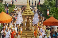 Procession de la statue de Bouddha lors du festival traditionnel du Nouvel An du Laos, Bunpimay. Photo : VNA.
