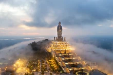 La statue de Bouddha Tây Bô Da Son sur le mont Ba Den. Photo: Daniel Kordan/Daily Mail