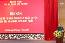 Le général de corps d’armée Phung Si Tân, chef d’État-major général adjoint de l’Armée populaire du Vietnam, à la conférence. Photo : VNA.