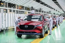 La chaîne de fabrication et d'assemblage d'automobiles chez l'usine THACO MAZDA, dans le parc industriel de THACO Chu Lai, district de Nui Thanh, province de Quang Nam (au centre). Photo: congthuong.vn