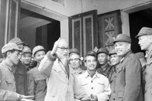 Le Président Hô Chi Minh rend visite aux troupes de défense aérienne et de l'armée de l'air, en février 1969. Photo : VNA.