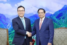 Le PM vietnamien Pham Minh Chinh (à droite) et le nouvel ambassadeur de République de Corée au Vietnam, Choi Young Sam, le 19 mars à Hanoi. Photo : VNA.