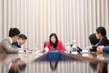 Lors de l'entretien téléphonique entre la vice-ministre vietnamienne des Affaires étrangères, Le Thi Thu Hang, et son homologue kirghizstanais Abakirov Meder, le 17 février à Hanoi. Photo: baoquocte.vn.