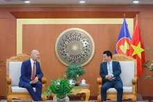 Le ministre vietnamien des Ressources naturelles et de l'Environnement, Dang Quôc Khanh (à droite), et l'ambassadeur des Pays-Bas au Vietnam, Kees van Baar. Photo : VNA.
