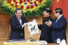 Les PM vietnamien et chinois découvrent des estampes de Dông Hô. Photo : VNA