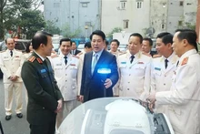 Le président vietnamien rend visite aux forces de la Garde. Photo : VNA.