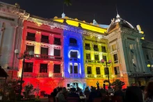 L'espace extérieur de l'Opéra de Hanoï en nuit. Photo : hanoimoi.vn