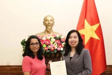 La vice-ministre des AE Lê Thi Thu Hang (droite), a remis la licence à Anantha Lakshmi, représentante en chef du bureau permanent du Financial Times au Vietnam. Photo: VNA 