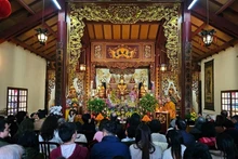 De nombreux Vietnamiens en France sont présents à la pagode Truc Lâm (à Villebon-sur-Yvette, en banlieue de Paris) pour rendre le culte à Bouddha lors du premier jour du Nouvel an lunaire. Photo : NDEL.