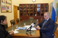 Le président de la Commission des relations extérieures de Saint-Pétersbourg, Evgeny Grigoriev (à droite). Photo: VNA.