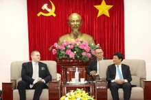 Le président du Comité populaire provincial Vo Van Minh (droite) et Urs Unkauf, directeur général fédéral de l’Association fédérale allemande pour le développement économique et le commerce extérieur. Photo: VNA.