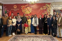 Le programme « Printemps au pays natal — Têt de retrouvailles 2024 » attire la participation de nombreux Vietnamiens résidant en Iran, des diplomates étrangers et des Iraniens. Photo : baoquocte.vn.