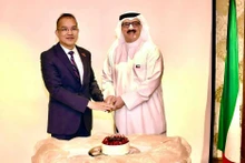L'ambassadeur vietnamien au Koweït, Nguyen Duc Thang (à gauche), et Abdulmohsen Ali Alattar, chef du département des organisations internationales du ministère koweïtien de l'Industrie et du Commerce, lors de la cérémonie. 