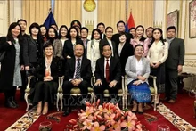L'ambassadeur du Vietnam en France, Dinh Toan Thang (premier rang, 2e à partir de la gauche) et son homologue lao, Kham-Inh Khitchadeth (premier rang, 3e à partir de la gauche). Photo : VNA.