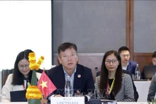 L'ambassadeur Vu Ho (centre), chef par intérim de SOM ASEAN Vietnam, à la tête d’une délégation vietnamienne, a assisté à cet événement. Photo : VNA.