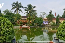 L’architecture de la zone commémorative du Président Hô Chi Minh à Nghia Lo s’inspire de celle de sa maison sur pilotis dans le Palais présidentiel à Hanoï. Photo : VOV.