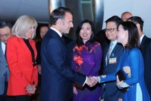 Le président français Emmanuel Macron et son épouse sont arrivés à Hanoï dimanche soir 25 mai, entamant une visite d'État de trois jours au Vietnam à l'invitation de son homologue vietnamien Luong Cuong. Photo : VNA.