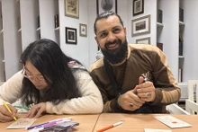 La coutume "mung tuôi" ou "li xi"(étrennes glissées dans de petites enveloppes rouges), accompagnée de vœux, ne laisse pas les étudiants russes indifférente. Photo : VNA.
