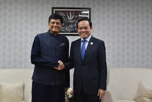 Le Vice-PM vietnamien, Trân Luu Quang, (à droite), et le ministre indien de l’Industrie et du Commerce, Shri Piyush Goyal, le 10 janvier en Inde. Photo : baochinhphu.vn.