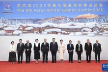 Le président chinois Xi Jinping et son épouse posent avec les invités lors de la céremonie d'accueil. Photo: Xinhua 