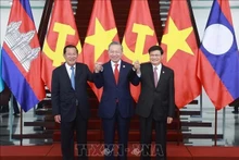 De gauche à droite, le président du Parti du peuple cambodgien et président du Sénat du Cambodge, Samdech Techo Hun Sen; le secrétaire général du Parti communiste du Vietnam, Tô Lâm; et le secrétaire général du Parti populaire révolutionnaire lao et président lao Thongloun Sisoulith. Photo : VNA. 