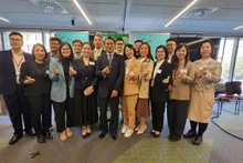 L'ambassadeur vietnamien Nguyen Van Trung (au centre) avec des étudiants vietnamiens à l'Université de Victoria, en octobre 2024. Photo : Ambassade du Vietnam en Nouvelle-Zélande. 