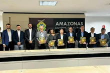 Lors de la séance de travail entre l'ambassadeur vietnamien au Brésil, Bùi Van Nghi, et Wilson Miranda Lima, gouverneur de l'État d'Amazonas. Photo: baoquocte.vn.