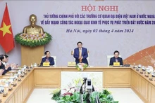 Le PM vietnamien Pham Minh Chinh (debout) lors de la conférence sur le renforcement de la diplomatie économique au service du développement national. Photo : VNA.