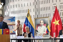 L'ambassadeur du Vietnam au Venezuela, Vu Trung My (1er à gauche), prend la parole lors de la table ronde. Photo : VOV.