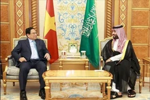 Le Premier ministre Phạm Minh Chính (gauche) et le prince héritier et Premier ministre d'Arabie Saoudite, Mohammed bin Salman Bin Abdulaziz Al Saud. Photo : VNA.
