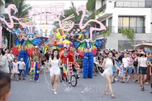 Des touristes découvrent la rue piétonne de Flamingo Dai Lai Resort, au Vietnam. Photo : VNA.