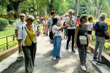 Les seniors voyagent de plus en plus, aussi bien chez eux qu’à l’étranger. Une clientèle qui recherche de la sécurité et du confort. Photo d'illustration : VNA.