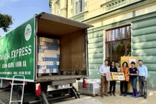 Les représentants de l’ambassade du Vietnam en République tchèque remettent des cadeaux aux autorités des trois provinces tchèques gravement touchées par les inondations. Photo: Ambassade du Vietnam en République tchèque.