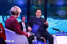 Le Premier ministre Pham Minh Chinh parle à la présentatrice et cheffe de la rédaction du Financial Times, Gillian Tett, lors du dialogue politique spécial organisé dans le cadre de la 55e réunion annuelle du Forum économique mondial (WEF), à Davos, en Suisse. Photo : VNA. 
